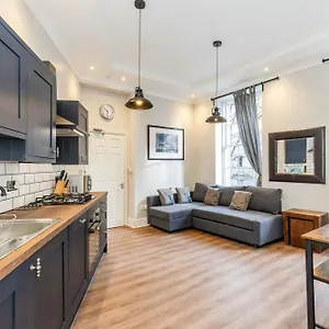 Traditional 3 Bedroom Quiet Duplex Flat By High St, Trams And Buses - Just 1-5 Miles To Centre Edimburgo