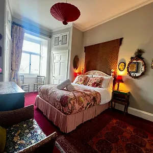 Apartment With Parking, Original Art And Antiques, Edinburgh